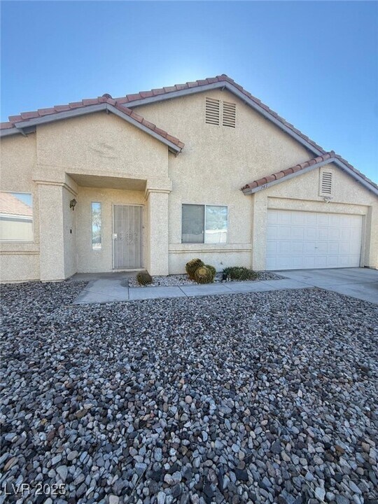 745 Gullwing Ln in North Las Vegas, NV - Building Photo