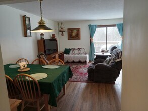 1256 Town Line Rd in Mendon, VT - Foto de edificio - Building Photo