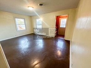 604 N Wisconsin St in Mitchell, SD - Building Photo - Building Photo