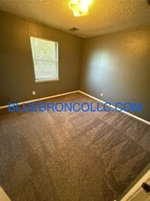 207 Sky Vue Dr in Raymore, MO - Building Photo - Building Photo