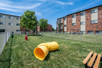 Oakwood Estates in Sioux Falls, SD - Building Photo - Building Photo