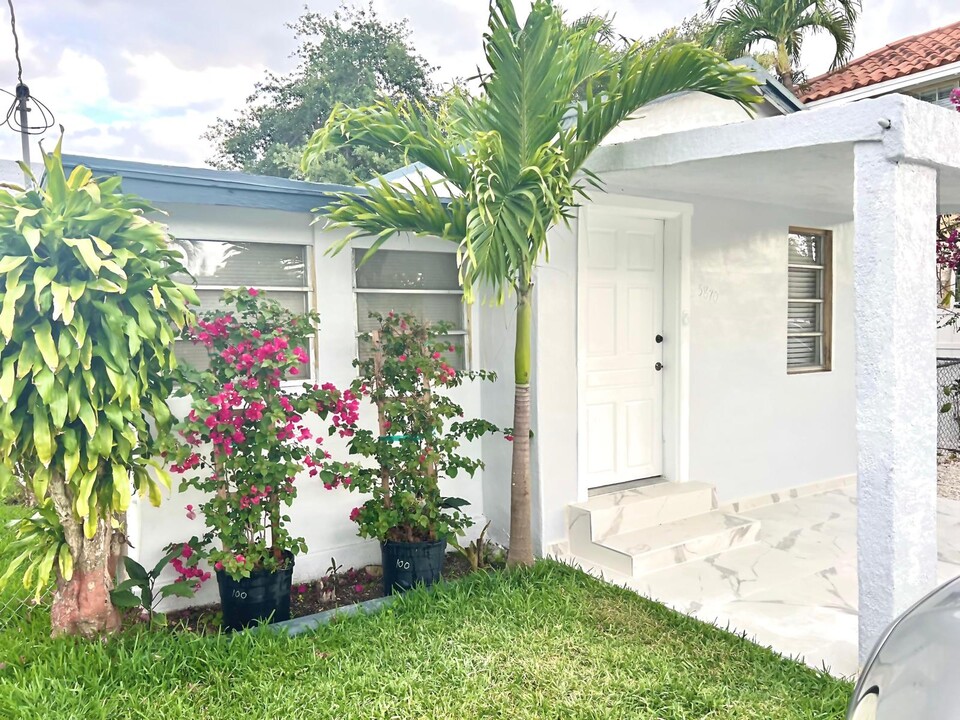 5870 SW 20th St in Miami, FL - Building Photo