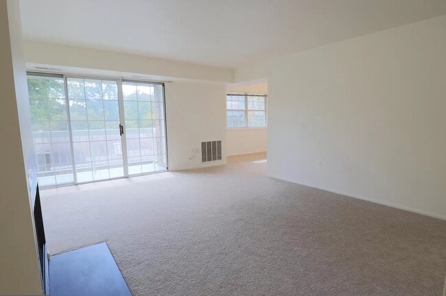 1908 Wilson Ln, Unit 202 in McLean, VA - Building Photo - Building Photo