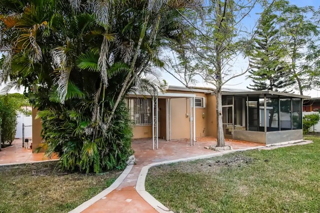 8084 SW 33rd Terrace in Miami, FL - Foto de edificio - Building Photo