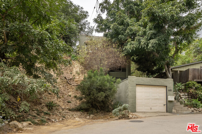 681 Quail Dr in Los Angeles, CA - Foto de edificio - Building Photo