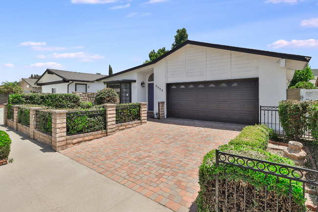 5664 Bloomfield St in Simi Valley, CA - Foto de edificio - Building Photo