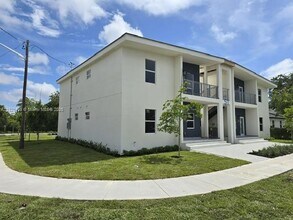 511 SW 1st Ave in Hallandale Beach, FL - Building Photo - Building Photo