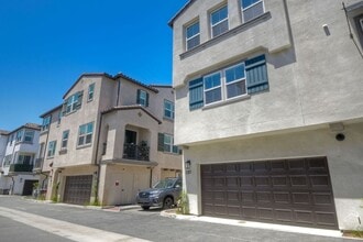 2317 Columba Gln in Escondido, CA - Building Photo - Building Photo