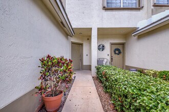 6306 Crescent Lake Way in Greenacres, FL - Foto de edificio - Building Photo