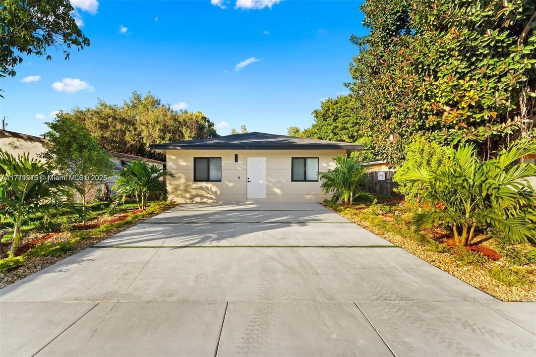 1511 NE 151st Terrace in North Miami Beach, FL - Building Photo