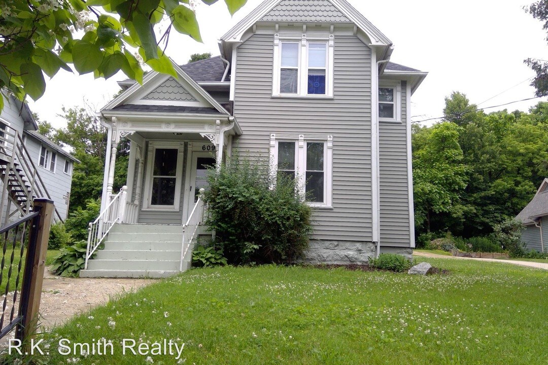 609 S Main St in Janesville, WI - Building Photo