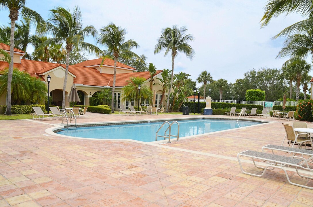 1590 S 42nd Cir, Unit 307 in Vero Beach, FL - Building Photo