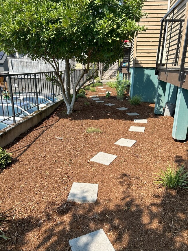 2345 Boylston Ave E, Unit 100 in Seattle, WA - Foto de edificio - Building Photo