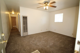 27 W Magnolia St in Stockton, CA - Building Photo - Interior Photo