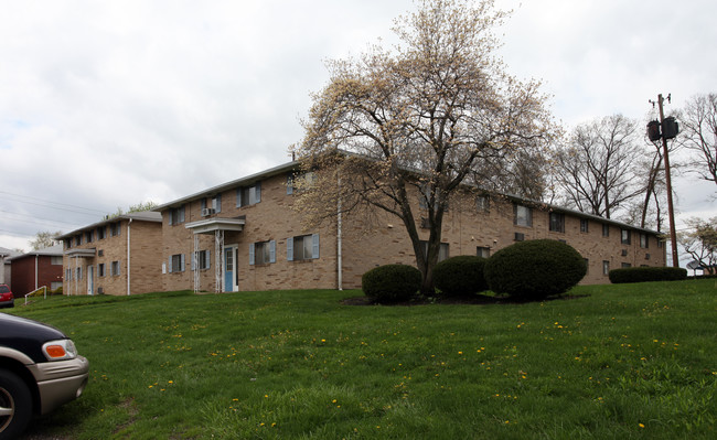 Lord Manor in Canton, OH - Foto de edificio - Building Photo