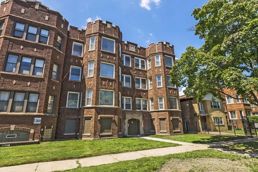 8040 S Vernon Ave in Chicago, IL - Foto de edificio