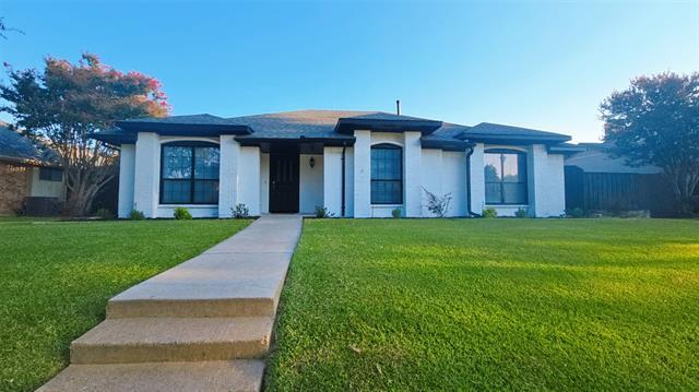 1933 Oakbluff Dr in Carrollton, TX - Building Photo