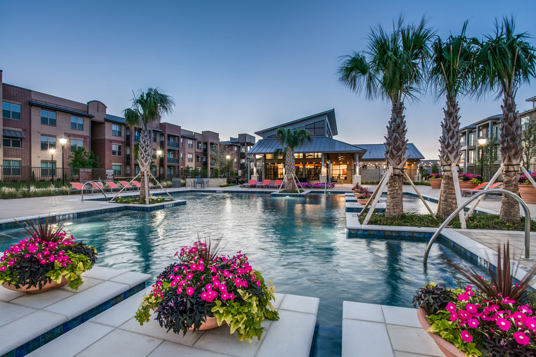 The Commons of Chapel Creek in Frisco, TX - Building Photo