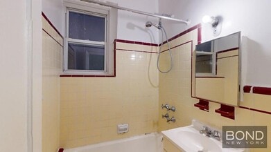 123 E 82nd St in New York, NY - Building Photo - Building Photo