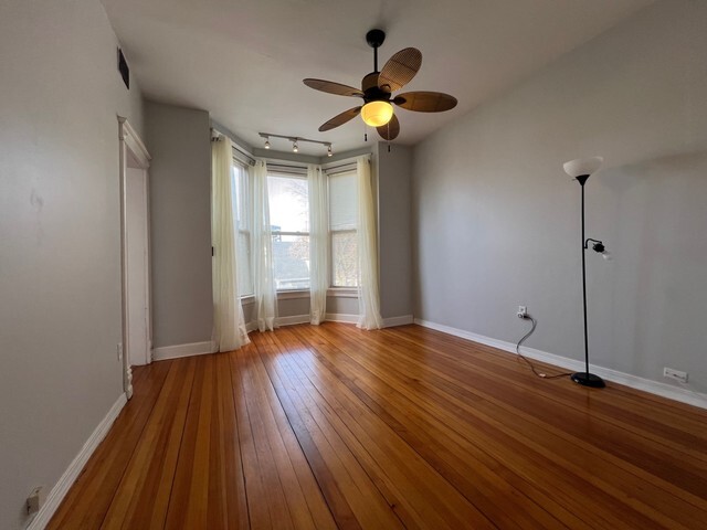2335 W Barry Ave in Chicago, IL - Building Photo