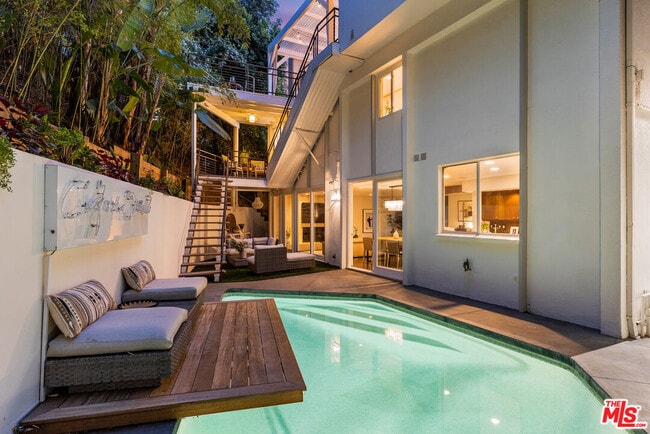 1714 Sunset Plaza Dr in Los Angeles, CA - Building Photo - Building Photo