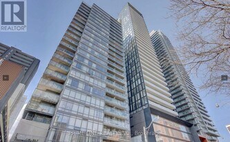 28 Wellesley St E in Toronto, ON - Building Photo