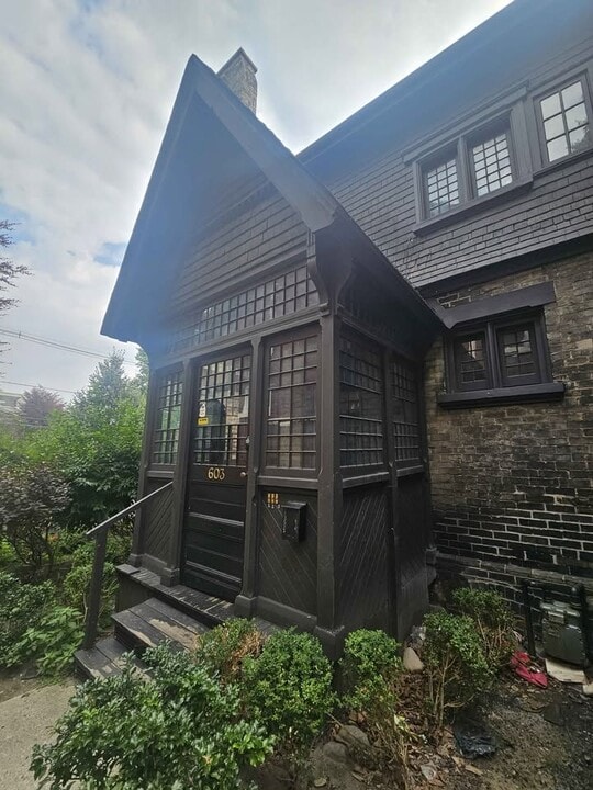 603 Queens Av in London, ON - Building Photo