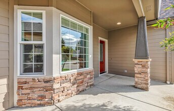 2008 Deer Pointe Ct in Medford, OR - Building Photo - Building Photo