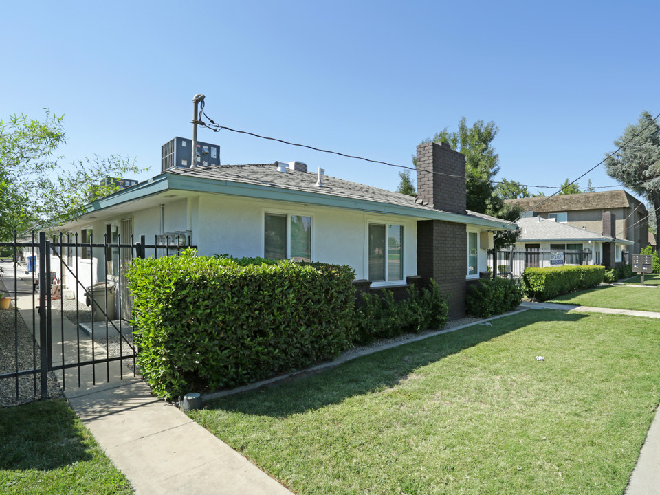 Shaw Avenue Apartments in Fresno, CA - Building Photo