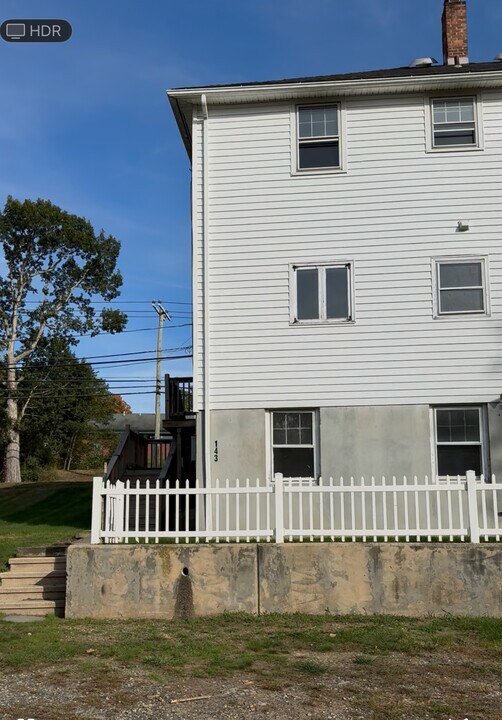 143 E High St in East Hampton, CT - Building Photo