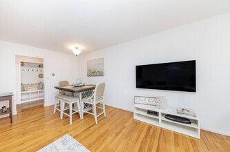 26 Layton Ave in Southampton, NY - Building Photo - Building Photo