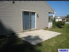 1926 Beechmont Dr in Fort Wayne, IN - Foto de edificio - Building Photo