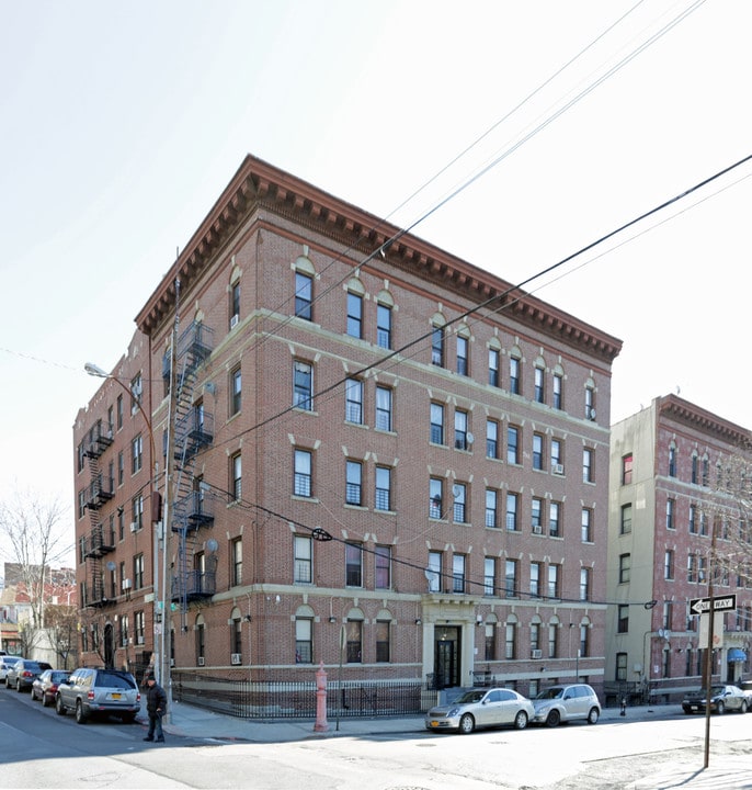 301 E 193rd in Bronx, NY - Building Photo