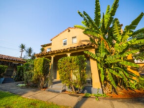 5225 De Longpre Ave in Los Angeles, CA - Foto de edificio - Building Photo