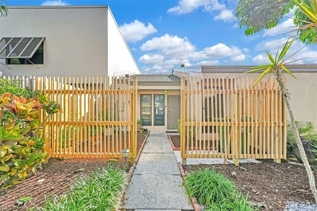 1261 NW 122nd Terrace in Pembroke Pines, FL - Foto de edificio - Building Photo