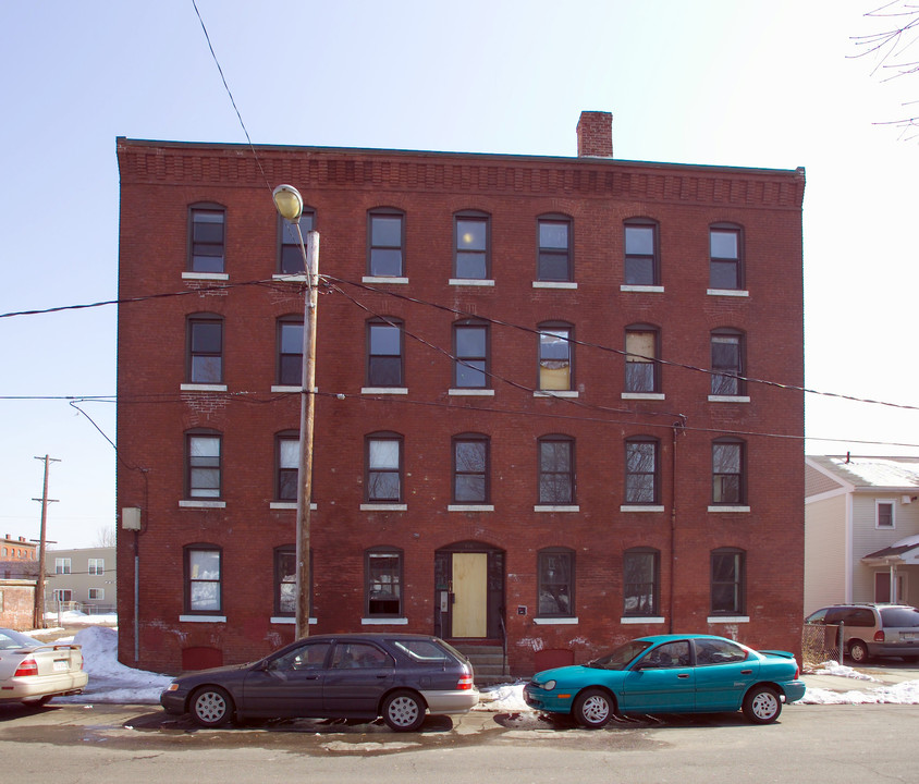 576 S East St in Holyoke, MA - Foto de edificio