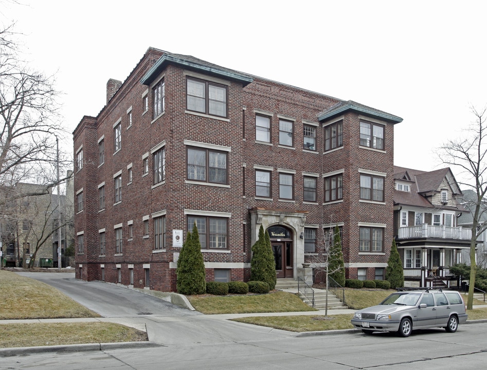 Versailes Apartments in Milwaukee, WI - Foto de edificio