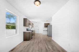 8 N Clinton St in Center Moriches, NY - Foto de edificio - Building Photo