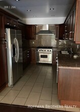 11911 Mayfield Ave in Los Angeles, CA - Foto de edificio - Building Photo