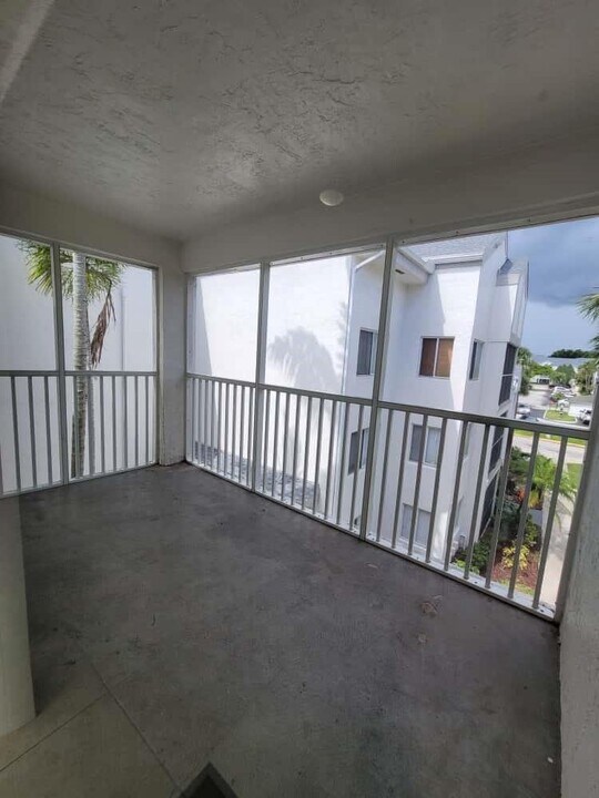 5612 Rock Island Rd in Tamarac, FL - Building Photo