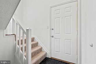 2222 Hunters Run Dr in Reston, VA - Foto de edificio - Building Photo