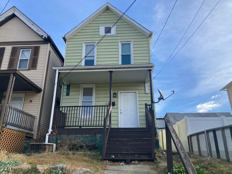 1316 4th Ave in Beaver Falls, PA - Building Photo