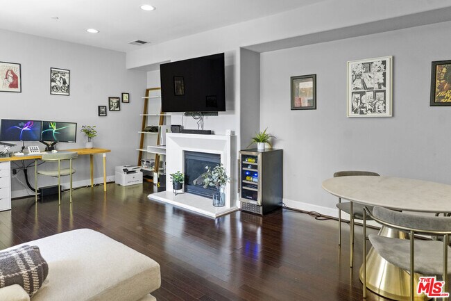10609 Bloomfield St in Los Angeles, CA - Building Photo - Building Photo