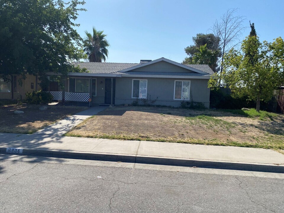 6804 Wilson Rd in Bakersfield, CA - Foto de edificio