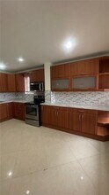 421 NE 1st St in Hallandale Beach, FL - Foto de edificio - Building Photo