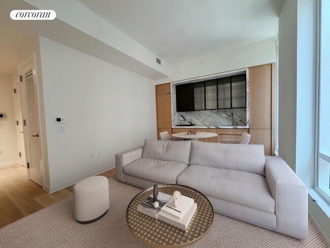 135 E 47th St in New York, NY - Building Photo - Building Photo