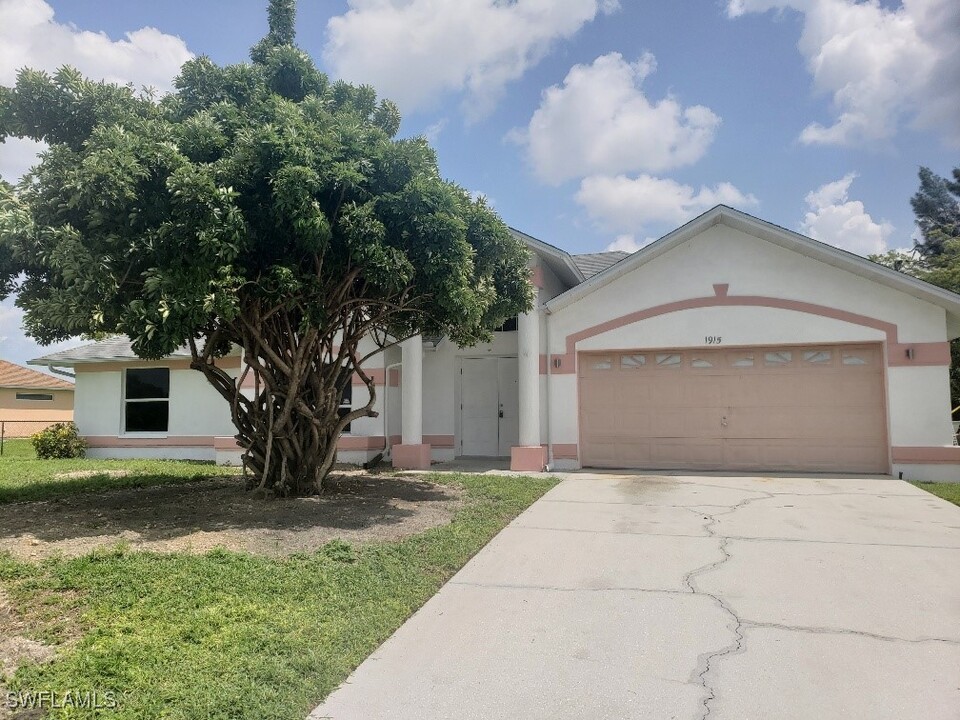 1915 NE 21st Ave in Cape Coral, FL - Building Photo