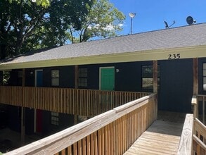 235 Corona St, Unit 302 in Winston-Salem, NC - Foto de edificio - Building Photo