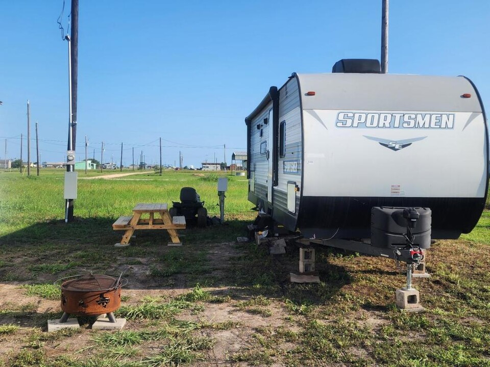 71 Sardine St in Palacios, TX - Building Photo