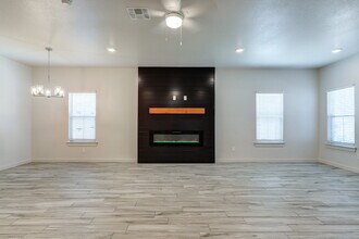 7046 41st St in Lubbock, TX - Foto de edificio - Building Photo